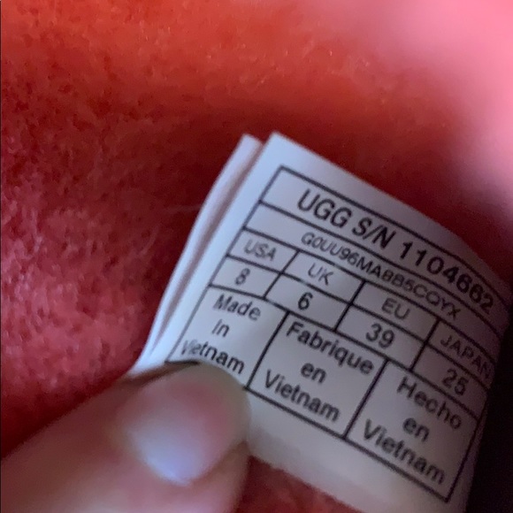 UGG Slippers - Picture 6 of 6